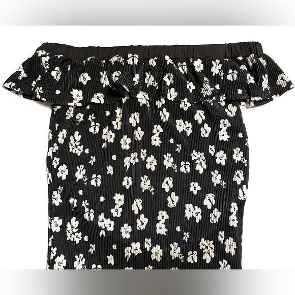 $5 with a bundle - Maurices Floral Top - Picture 2 of 2